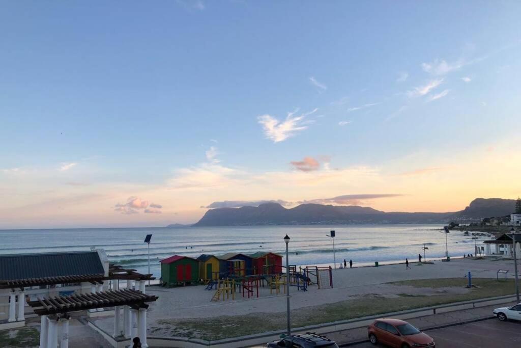 At The Beach - Muizenberg Cape Town Bagian luar foto